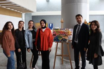 Yüksekokulumuz Öğretim Elemanlarından Öğr. Gör. Ayşegül DEMİR SARIİPEK'in proje ekibinde yer aldığı Sosyal Sorumluluk Projesi kapsamında "Engelsiz Sanat: Renklerin Dili" sergisi gerçekleşmiştir.