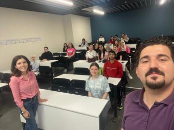 Fizyoterapi programı öğrencilerimize yönelik olarak staj uygulamaları ve DGS hakkında bilgilendirici bir sunum gerçekleştirilmiştir.